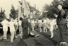 832707 Afbeelding van de deelnemers aan de 15e Avondvierdaagse te Utrecht, tijdens een rustmoment in het plantsoen aan ...